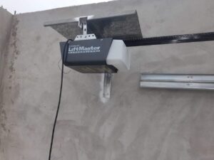 INICIO 🚪 Motor LiftMaster para puerta seccional automática instalado en cochera residencial