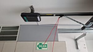 INICIO 🚪 Motor automático para puerta seccional instalado en cochera residencial moderna