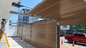 INICIO 🚪 Sistema de rieles y estructura de puerta seccional automática para cochera moderna