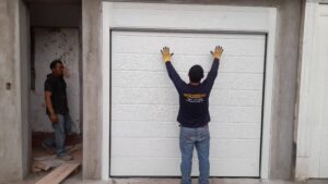 Puerta Reforzada 🚪 Instalación de puerta seccional blanca automática para cochera residencial