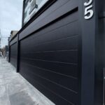 Puerta Reforzada 🚪 Puerta automática negra para cochera residencial con diseño moderno