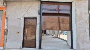 Puerta Reforzada 🚪 Cochera moderna con puerta seccional automática y puerta peatonal integrada