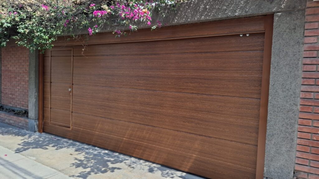 foto de smaseguro puerta de cochera para 2 carros con puerta incorporada peatonal
