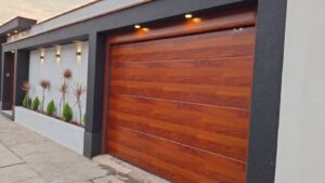 Puerta seccional premium color teka natural para garaje residencial