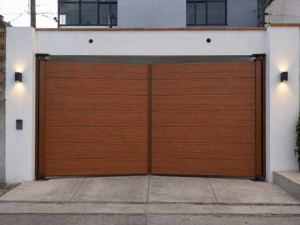 🚪 Portón batiente doble hoja color roble para cochera residencial moderna