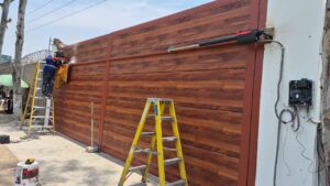 🚪 Brazos automáticos para puerta batiente doble hoja acabado madera
