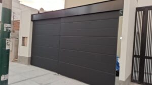 🚪 Sistema corredizo metálico color negro estilo minimalista
