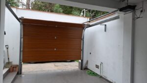 Puerta automática seccional con panel importado acabado madera